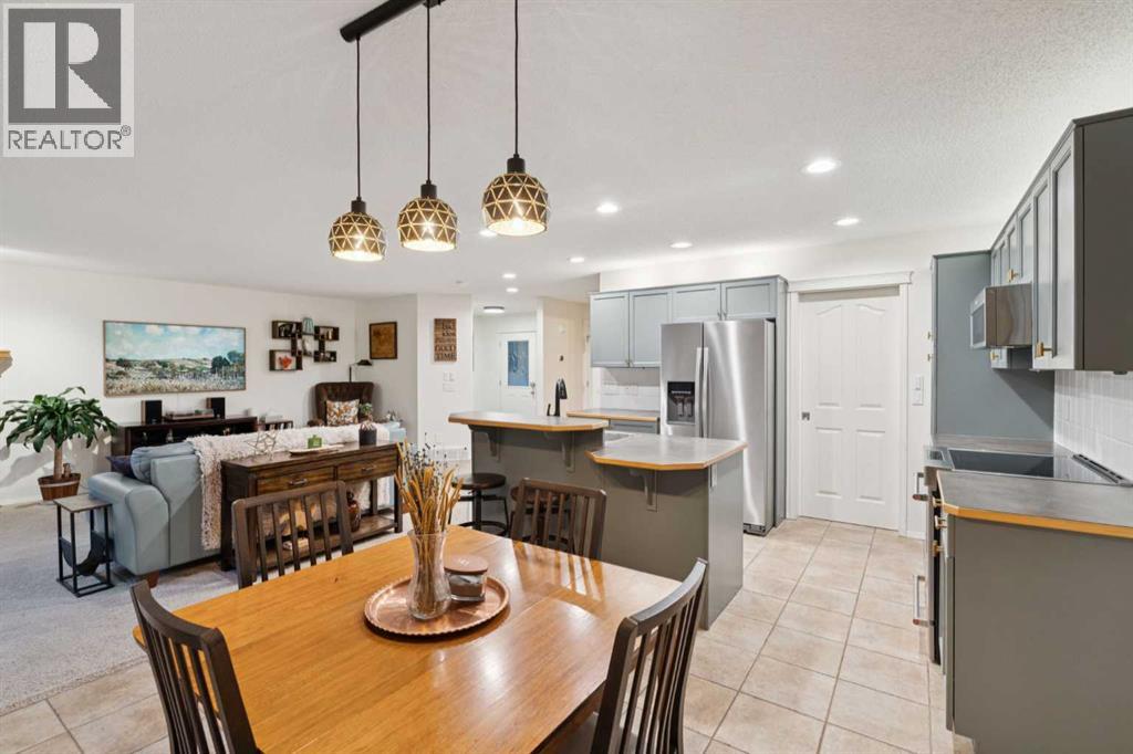 251 Everwillow Close Sw, Calgary, Alberta  T2Y 4G4 - Photo 9 - A2258587