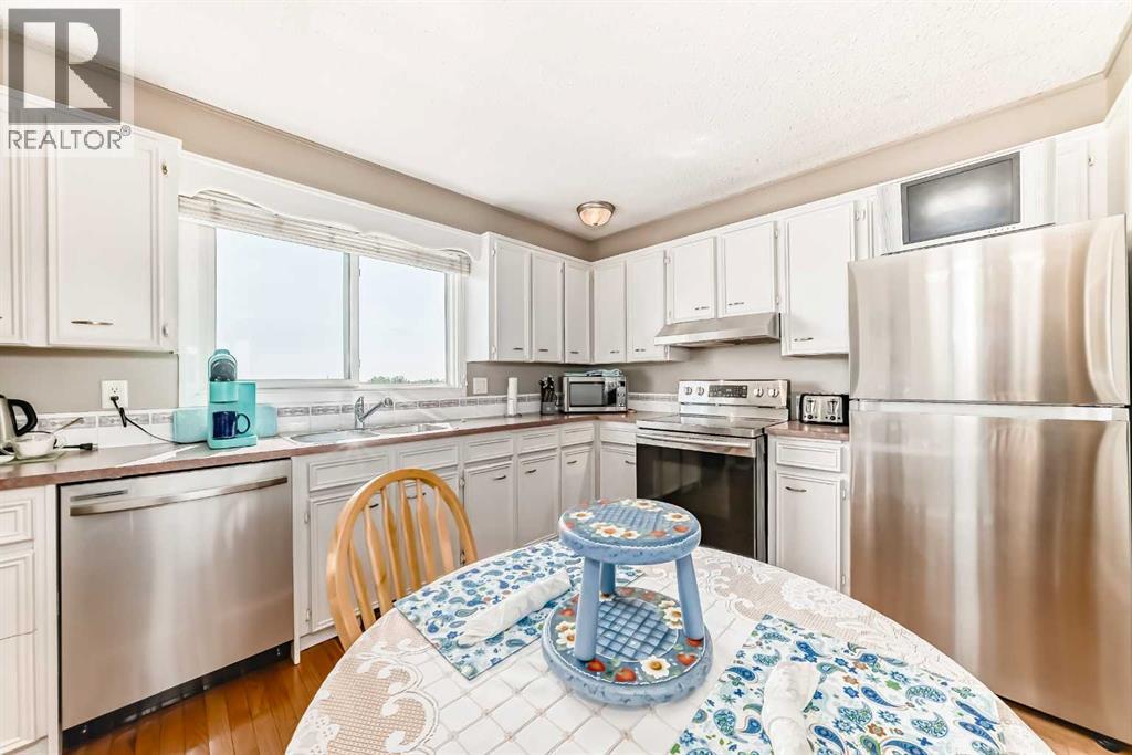 32 Radcliffe Bay Se, Calgary, Alberta  T2A 6B3 - Photo 17 - A2242030