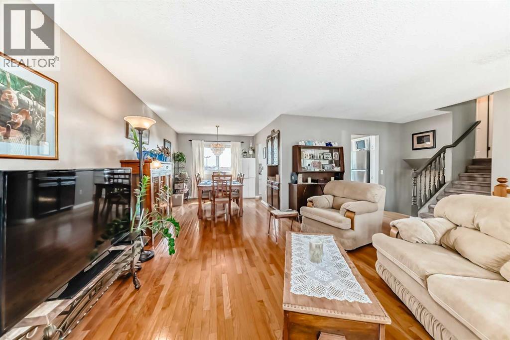 32 Radcliffe Bay Se, Calgary, Alberta  T2A 6B3 - Photo 8 - A2242030