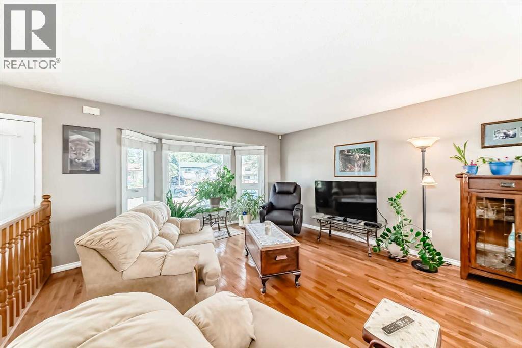 32 Radcliffe Bay Se, Calgary, Alberta  T2A 6B3 - Photo 6 - A2242030