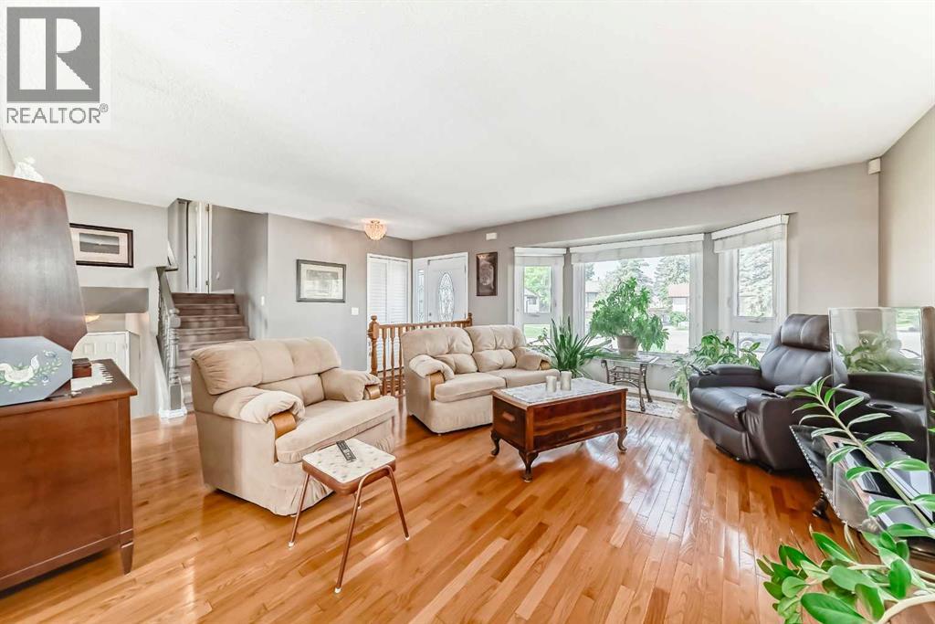 32 Radcliffe Bay Se, Calgary, Alberta  T2A 6B3 - Photo 7 - A2242030