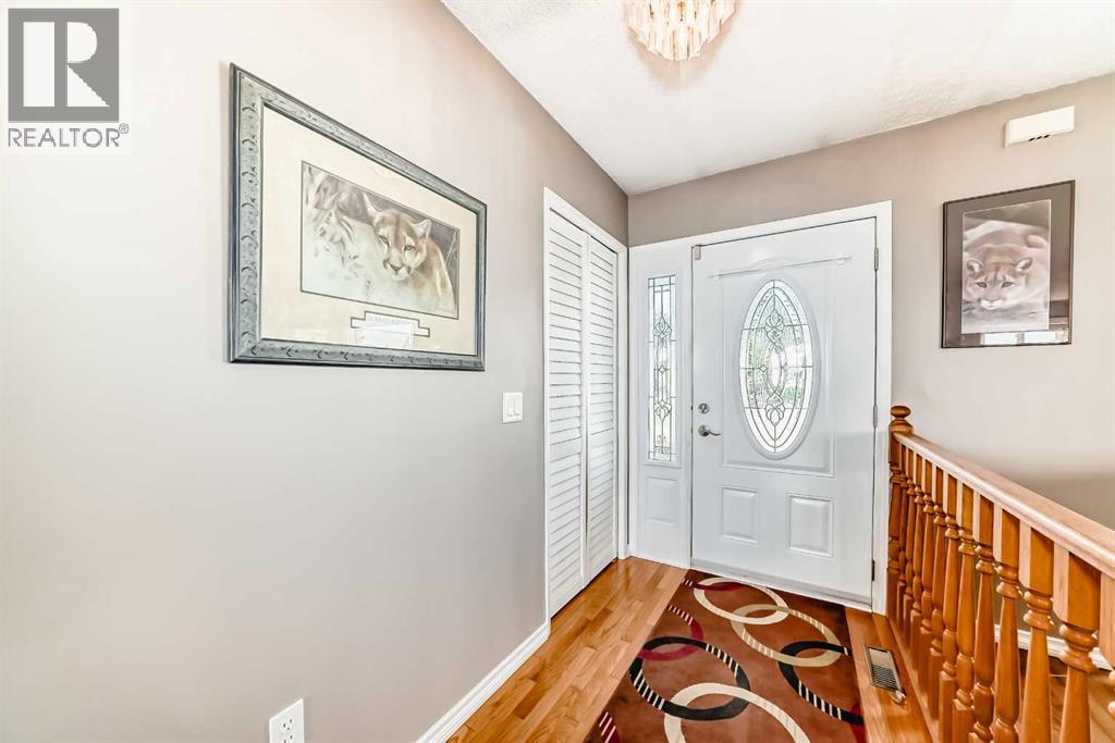 32 Radcliffe Bay Se, Calgary, Alberta  T2A 6B3 - Photo 4 - A2242030