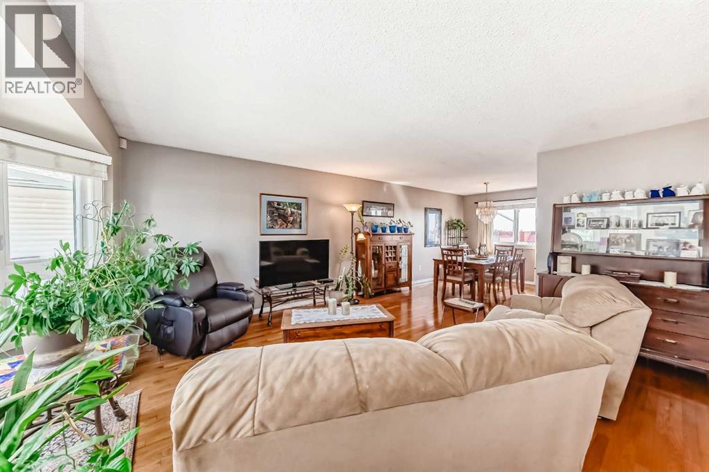 32 Radcliffe Bay Se, Calgary, Alberta  T2A 6B3 - Photo 9 - A2242030