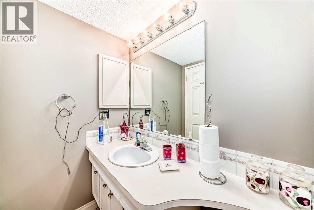 32 Radcliffe Bay Se, Calgary, Alberta  T2A 6B3 - Photo 25 - A2242030