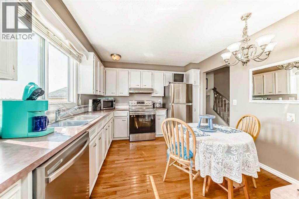 32 Radcliffe Bay Se, Calgary, Alberta  T2A 6B3 - Photo 16 - A2242030