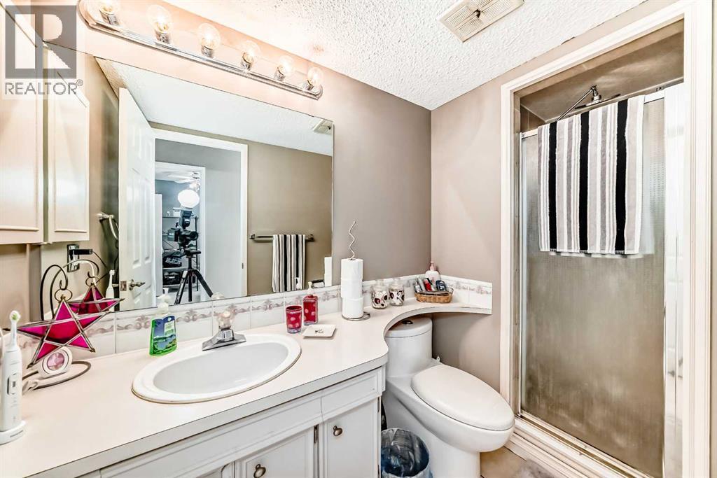 32 Radcliffe Bay Se, Calgary, Alberta  T2A 6B3 - Photo 31 - A2242030