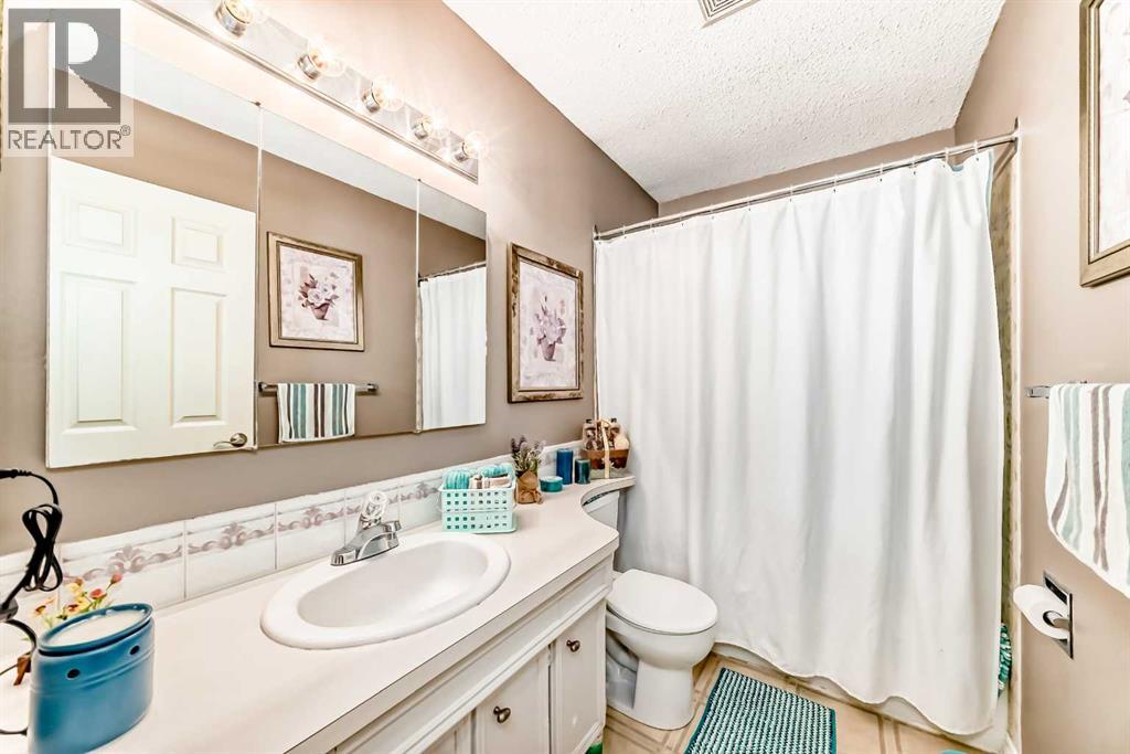 32 Radcliffe Bay Se, Calgary, Alberta  T2A 6B3 - Photo 23 - A2242030