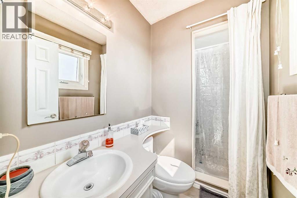 32 Radcliffe Bay Se, Calgary, Alberta  T2A 6B3 - Photo 21 - A2242030