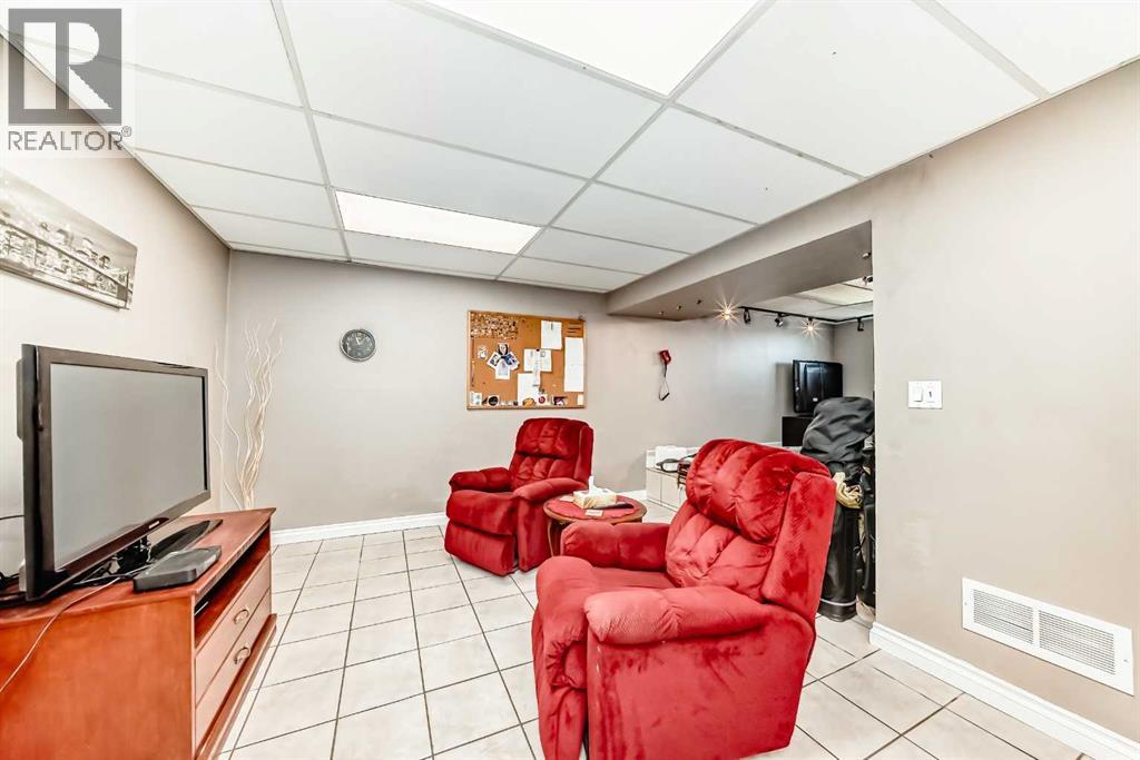 32 Radcliffe Bay Se, Calgary, Alberta  T2A 6B3 - Photo 37 - A2242030