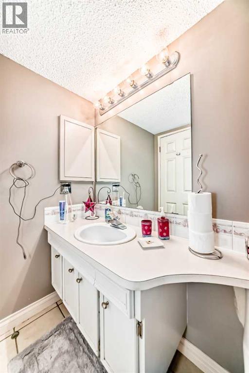 32 Radcliffe Bay Se, Calgary, Alberta  T2A 6B3 - Photo 24 - A2242030
