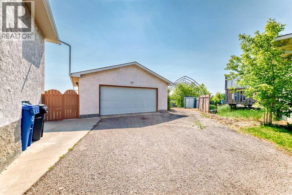 32 Radcliffe Bay Se, Calgary, Alberta  T2A 6B3 - Photo 41 - A2242030