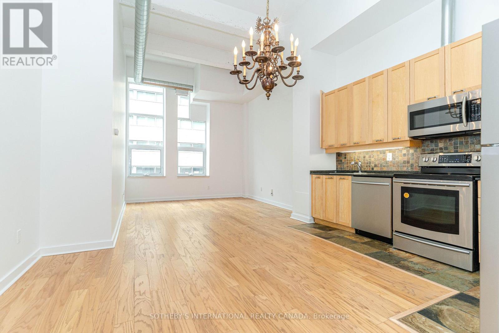 <div class="slider-price">$3,400 Monthly</div><p>209 - 135 Dalhousie Street, Toronto, Ontario</p>