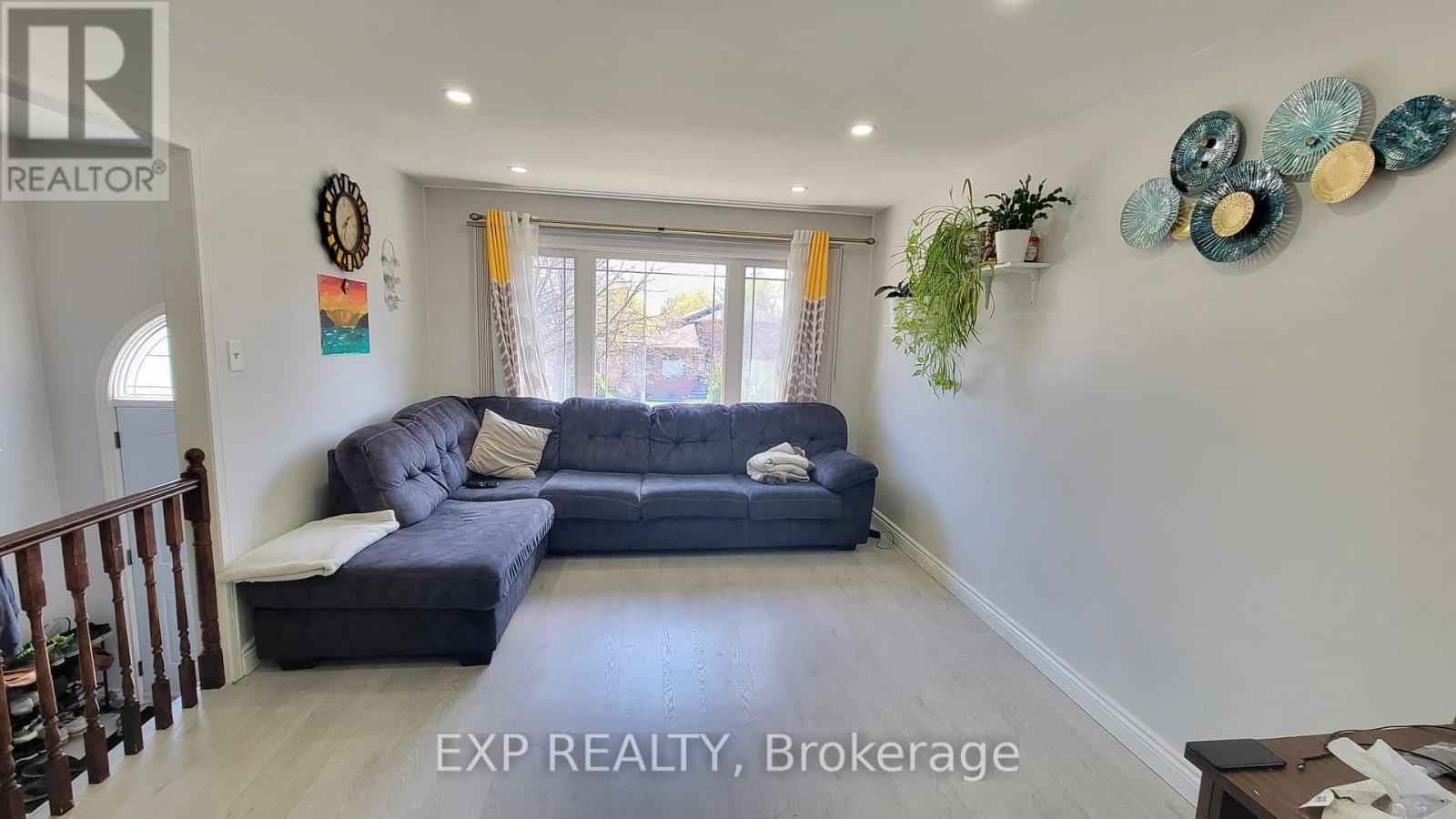 22 Engel Crescent, Barrie, Ontario  L4N 6K5 - Photo 2 - S12445966