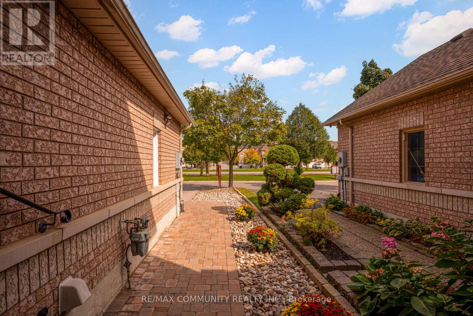1880 Woodgate Court, Oshawa, Ontario  L1G 7Z2 - Photo 4 - E12432704