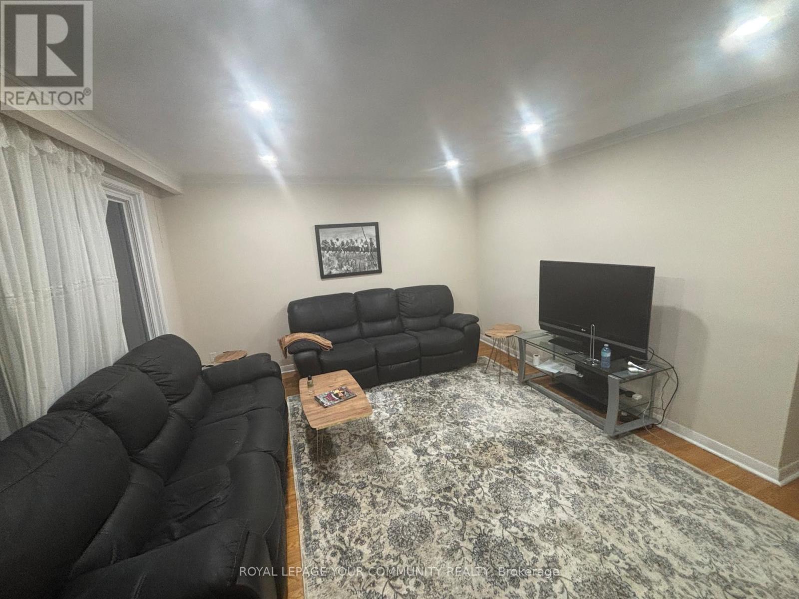 28 Rockport Crescent, Richmond Hill, Ontario  L4C 2L6 - Photo 3 - N12444748