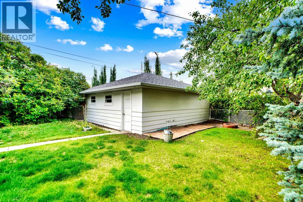 1956 Kelwood Drive Sw, Calgary, Alberta  T3E 3Z3 - Photo 4 - A2258748