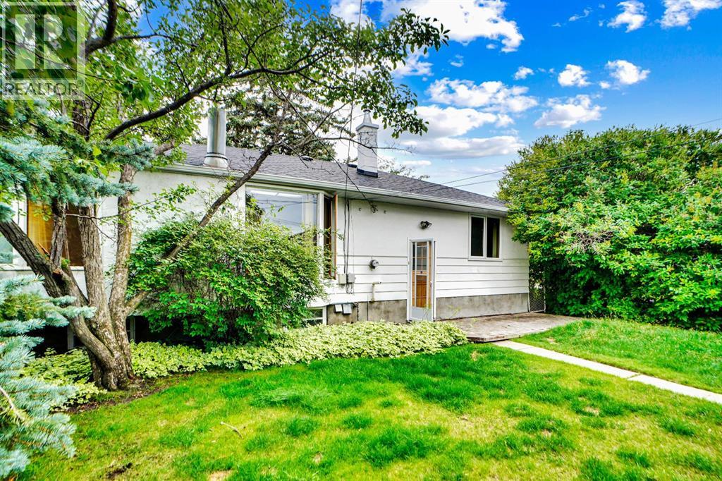 1956 Kelwood Drive Sw, Calgary, Alberta  T3E 3Z3 - Photo 5 - A2258748