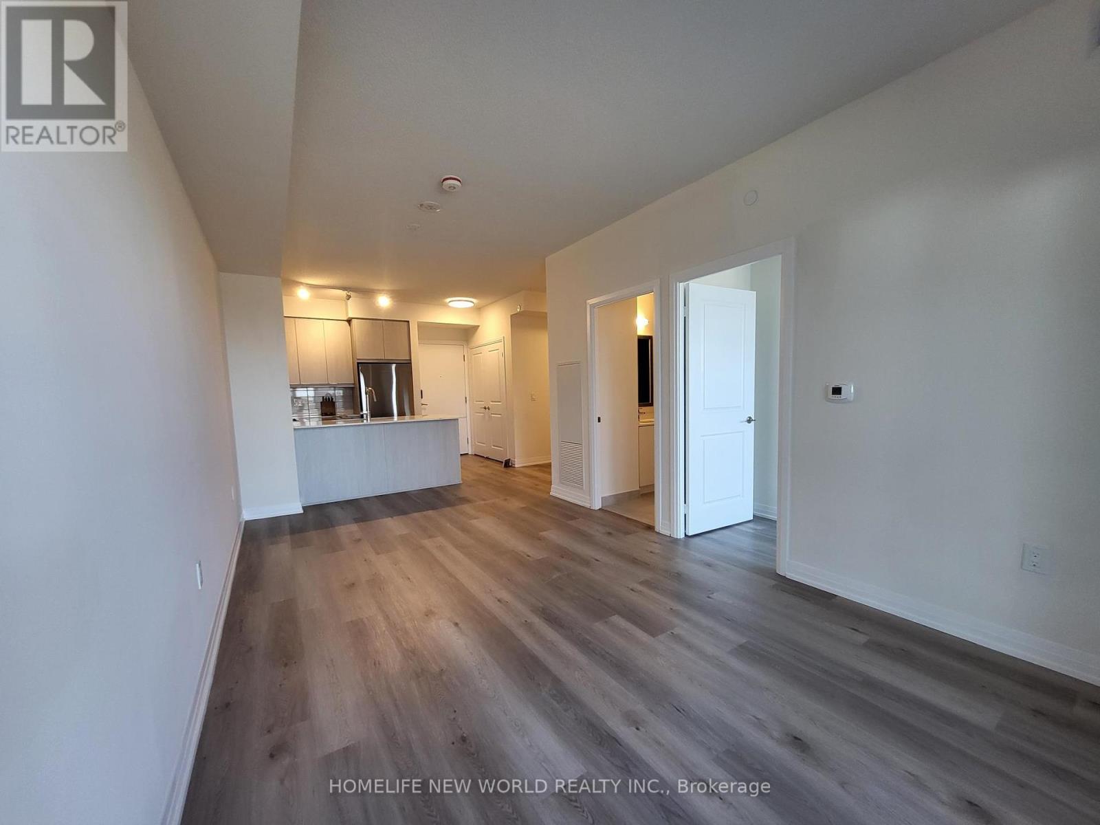 302 - 15 Watergarden Drive, Mississauga, Ontario  L5R 0H4 - Photo 2 - W12445988