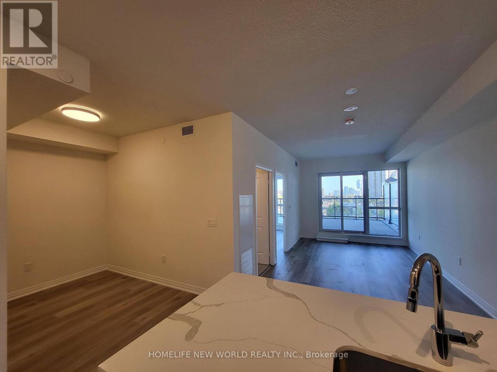 302 - 15 Watergarden Drive, Mississauga, Ontario  L5R 0H4 - Photo 4 - W12445988