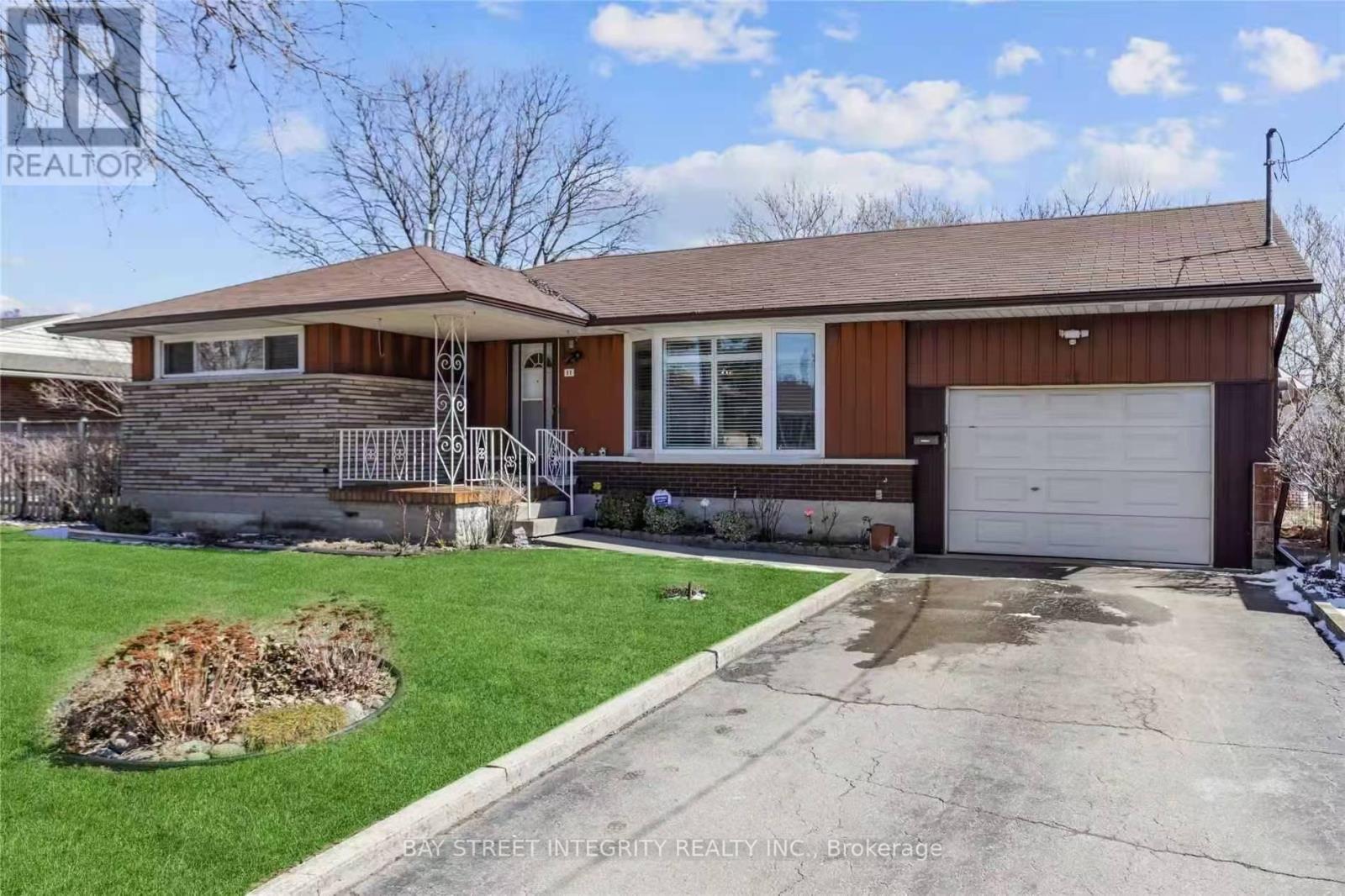 11 SOUTHILL DRIVE, Hamilton, Ontario