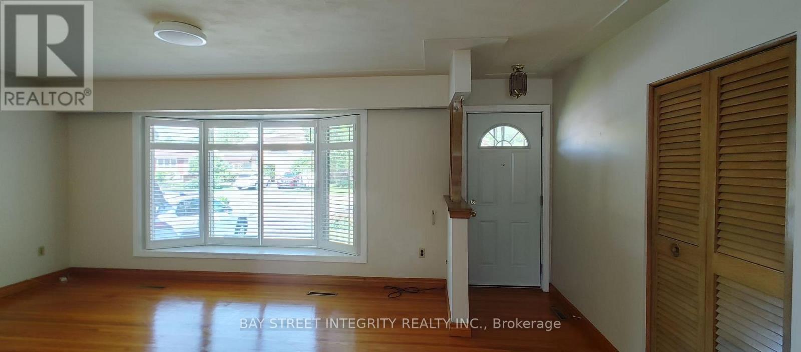 11 Southill Drive, Hamilton, Ontario  L9A 3K4 - Photo 2 - X12445979