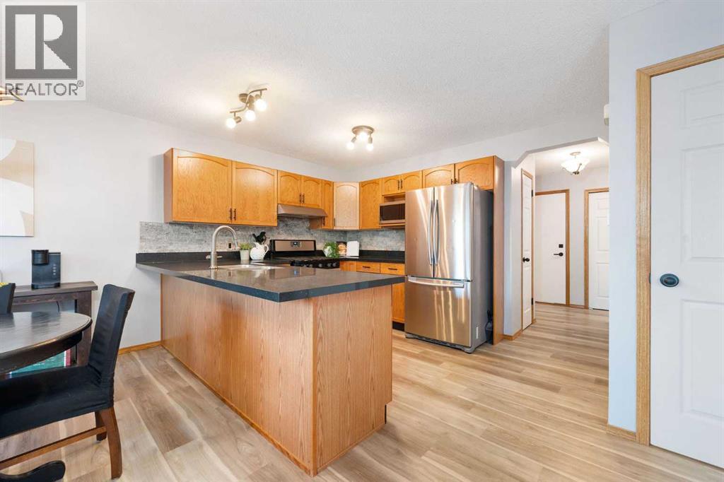 9541 21 Street Se, Calgary, Alberta  T2C 4G1 - Photo 6 - A2261542