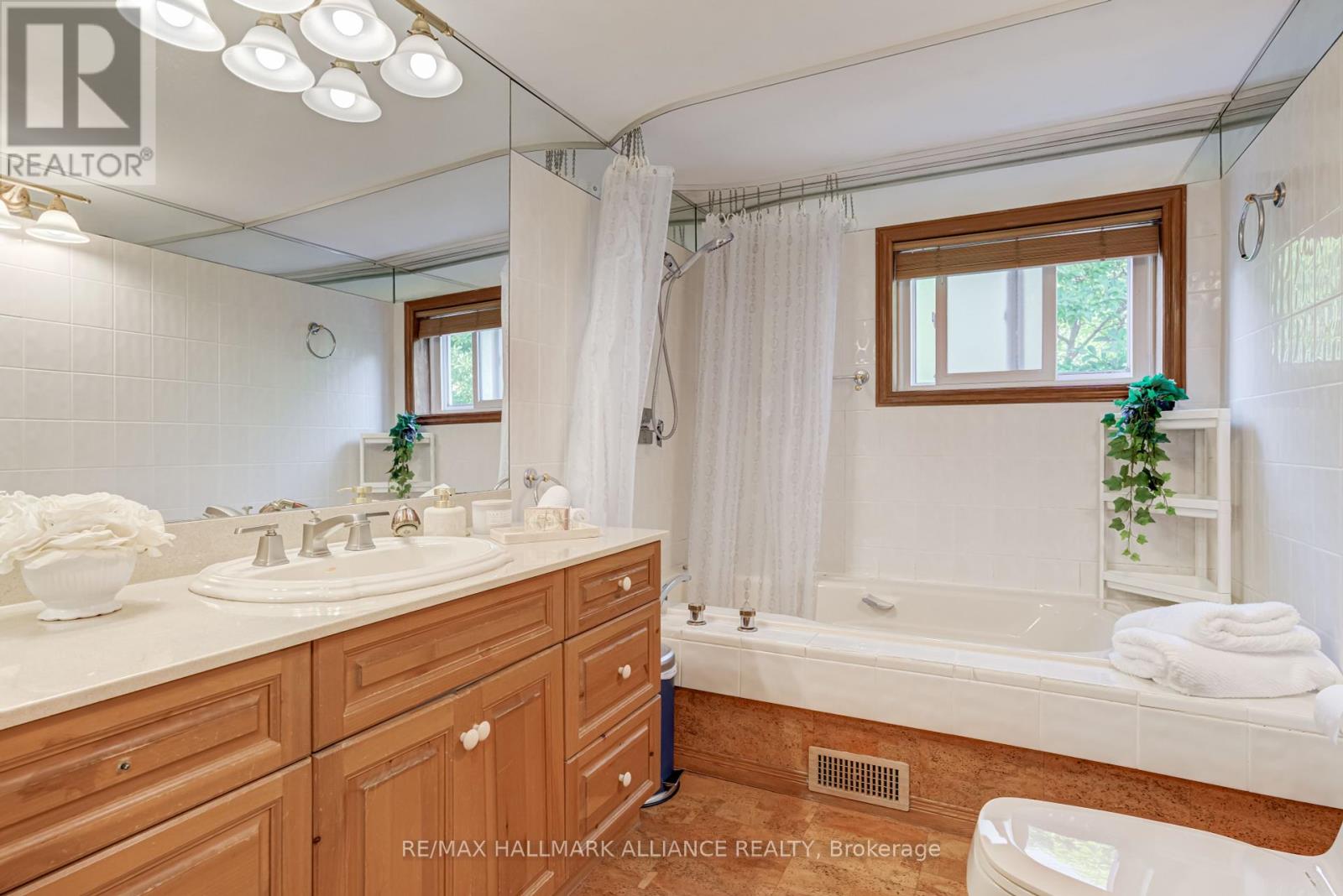 2033 Water's Edge Drive, Oakville (Br Bronte), Ontario  L6L 1A3 - Photo 26 - W12445997