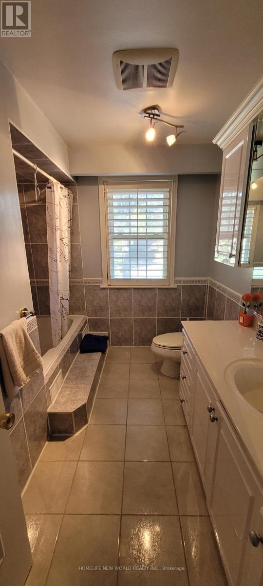 11 Fairway Heights Crescent, Markham, Ontario  L3T 1K1 - Photo 18 - N12446026