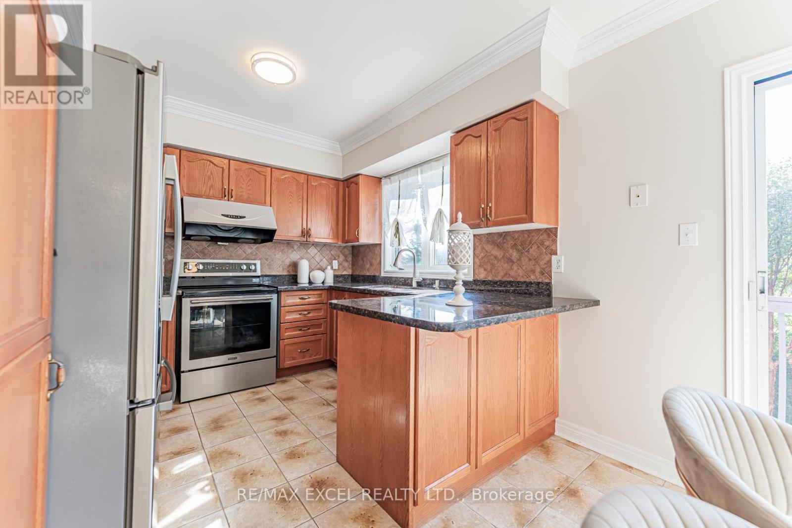 65 Falling River Drive, Richmond Hill, Ontario  L4S 2R3 - Photo 10 - N12439340