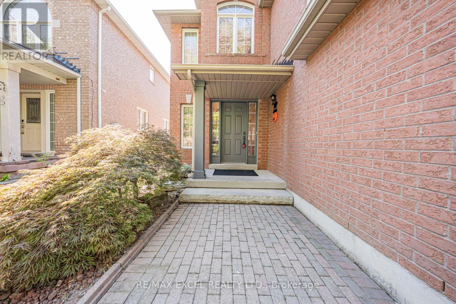 65 Falling River Drive, Richmond Hill, Ontario  L4S 2R3 - Photo 3 - N12439340
