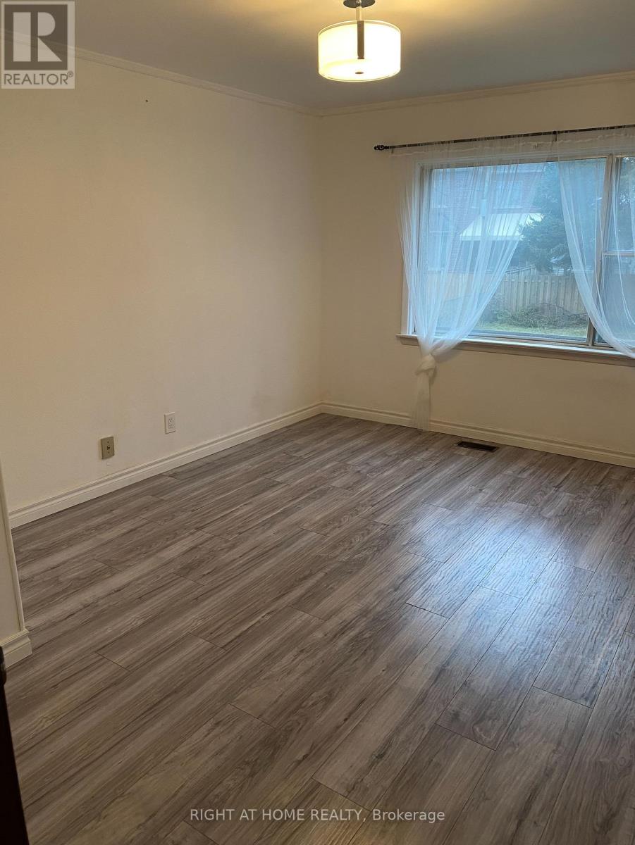 1054 East Avenue E, Mississauga, Ontario  L5E 1W9 - Photo 11 - W12446030