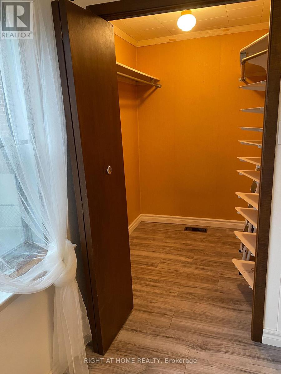 1054 East Avenue E, Mississauga, Ontario  L5E 1W9 - Photo 12 - W12446030