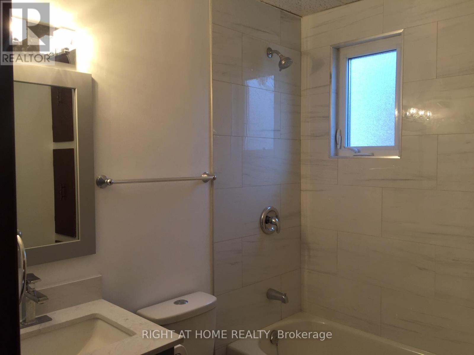 1054 East Avenue E, Mississauga, Ontario  L5E 1W9 - Photo 14 - W12446030