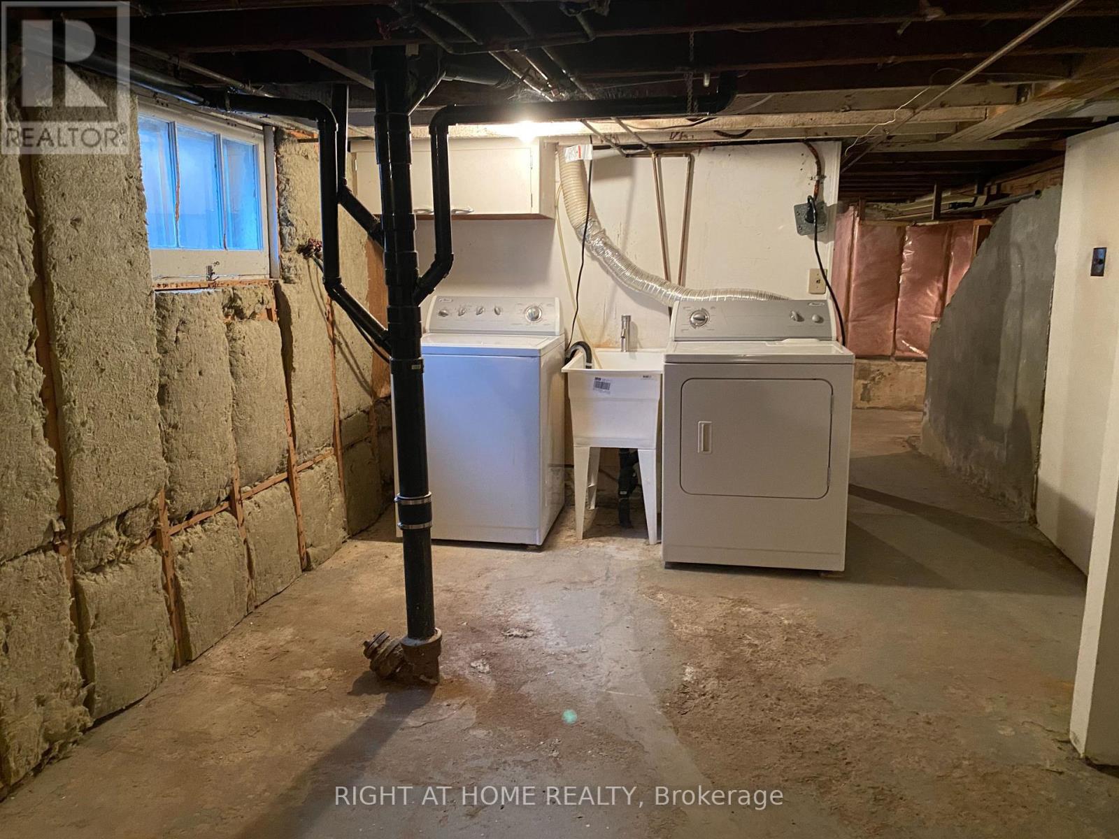 1054 East Avenue E, Mississauga, Ontario  L5E 1W9 - Photo 15 - W12446030