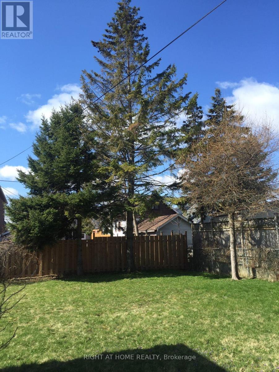 1054 East Avenue E, Mississauga, Ontario  L5E 1W9 - Photo 16 - W12446030
