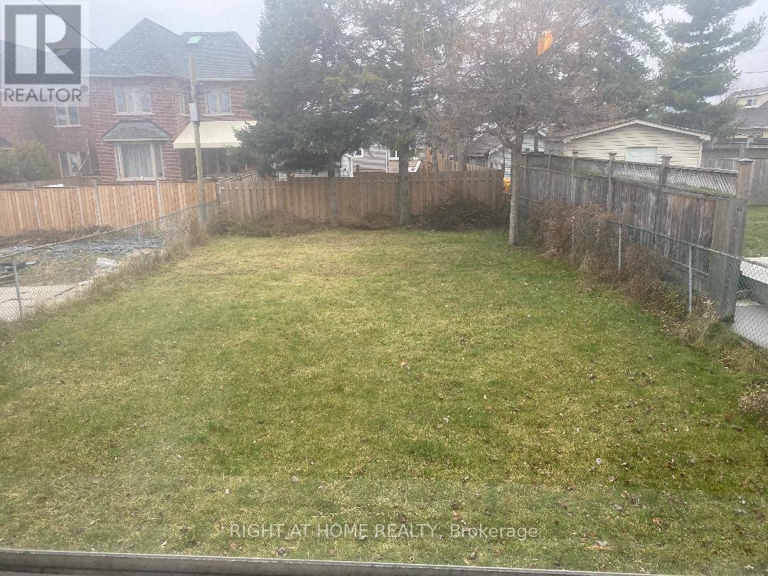 1054 East Avenue E, Mississauga, Ontario  L5E 1W9 - Photo 18 - W12446030