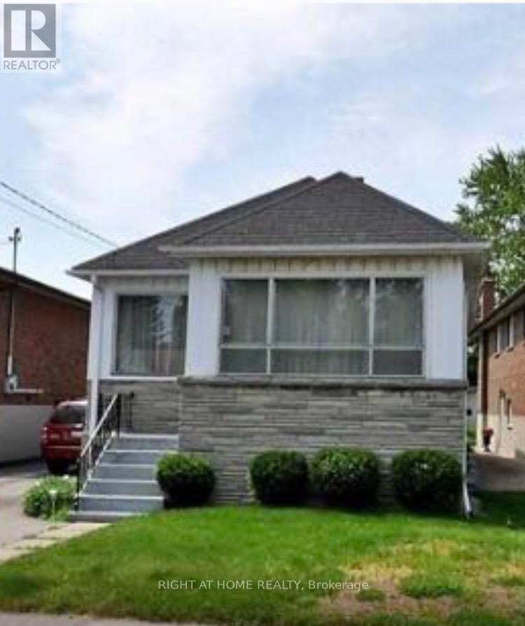 1054 East Avenue E, Mississauga, Ontario  L5E 1W9 - Photo 2 - W12446030