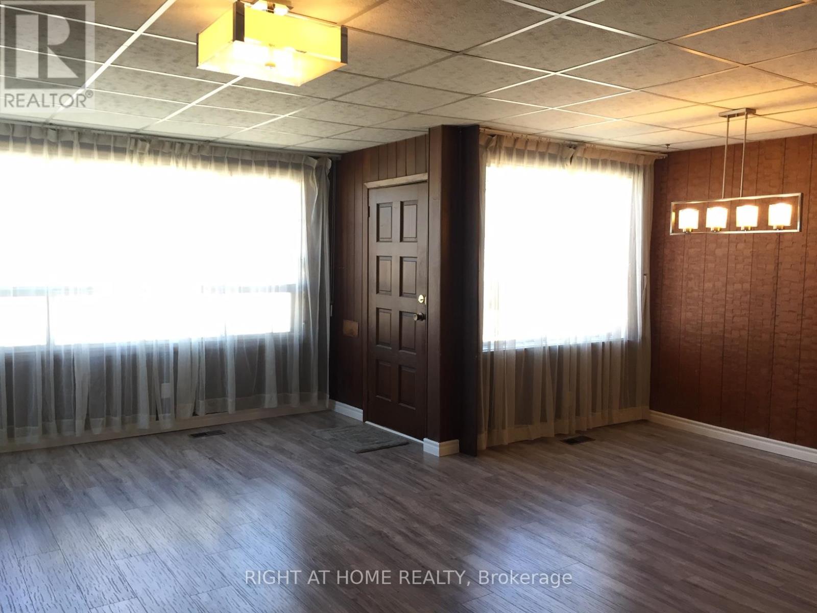1054 East Avenue E, Mississauga, Ontario  L5E 1W9 - Photo 3 - W12446030