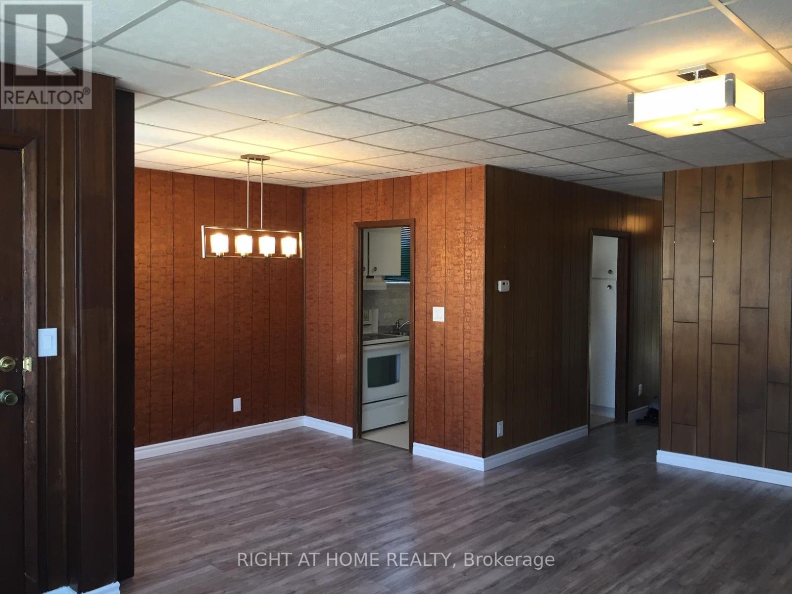 1054 East Avenue E, Mississauga, Ontario  L5E 1W9 - Photo 5 - W12446030