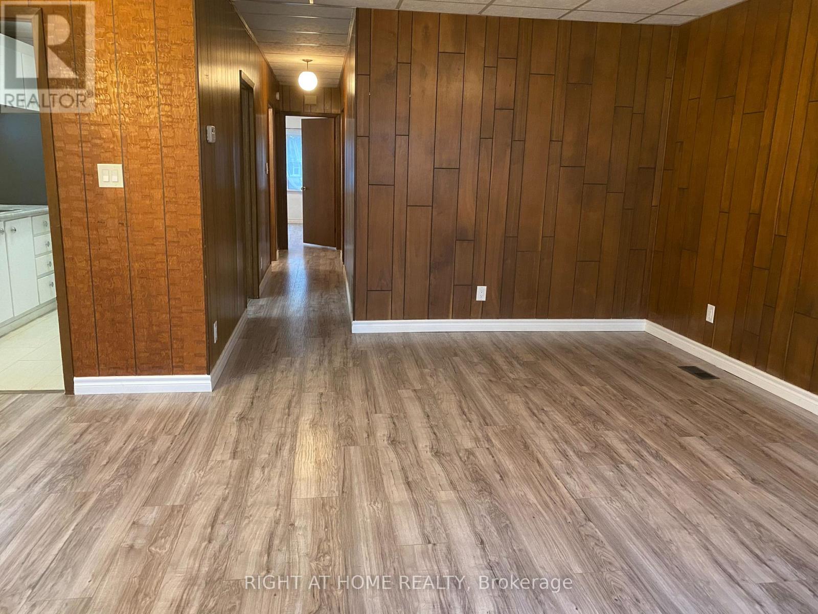 1054 East Avenue E, Mississauga, Ontario  L5E 1W9 - Photo 6 - W12446030