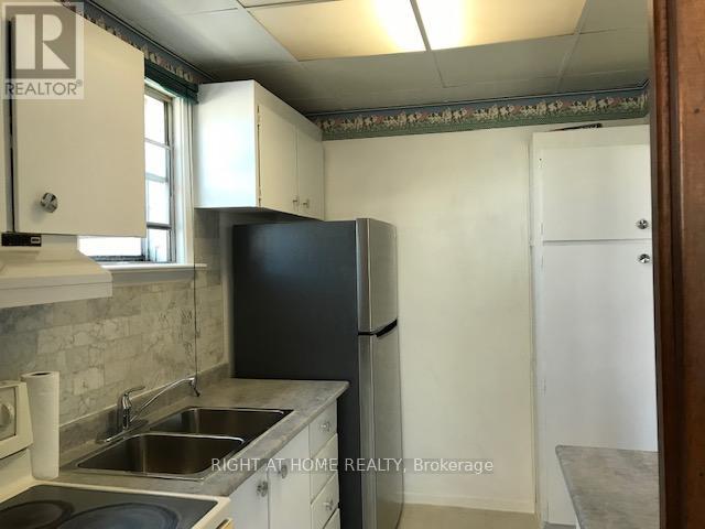1054 East Avenue E, Mississauga, Ontario  L5E 1W9 - Photo 8 - W12446030