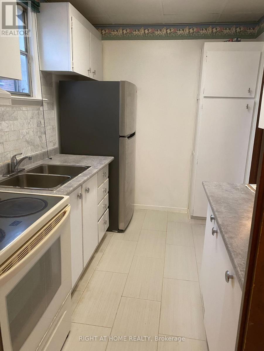 1054 East Avenue E, Mississauga, Ontario  L5E 1W9 - Photo 9 - W12446030