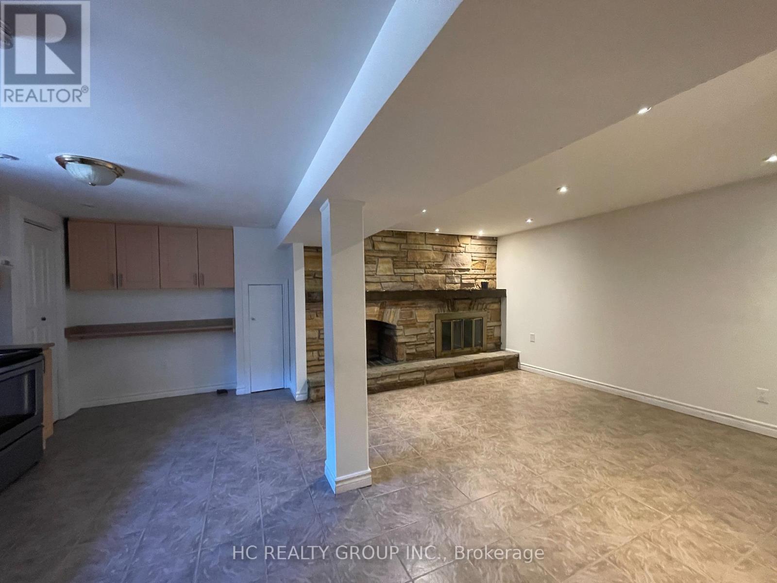 Basement - 516 Lynett Crescent, Richmond Hill, Ontario  L4C 2V9 - Photo 2 - N12446031