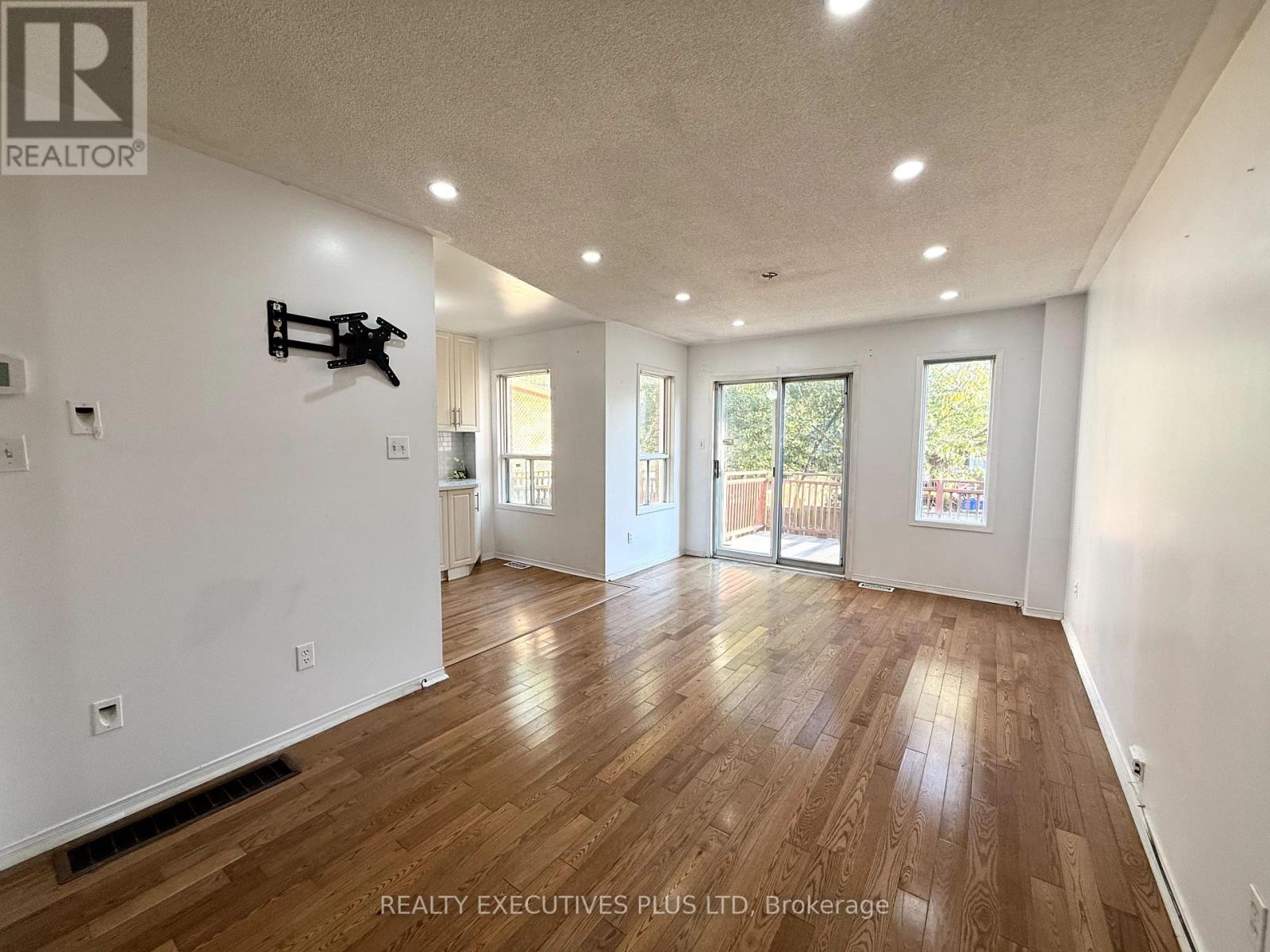 55 Ravenscliffe Court, Brampton, Ontario  L6X 4N9 - Photo 8 - W12349304