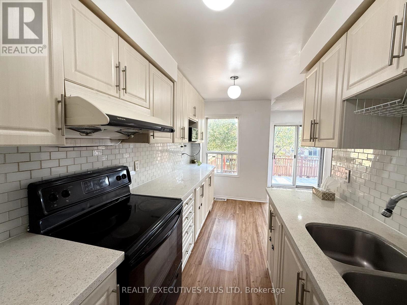 55 Ravenscliffe Court, Brampton, Ontario  L6X 4N9 - Photo 9 - W12349304