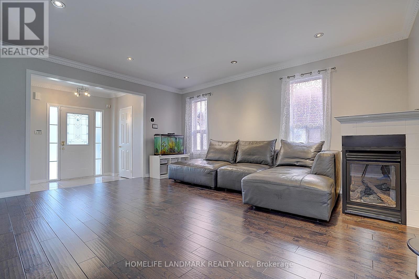 47 Wallwark Street, Aurora, Ontario  L4G 0J2 - Photo 5 - N12446065