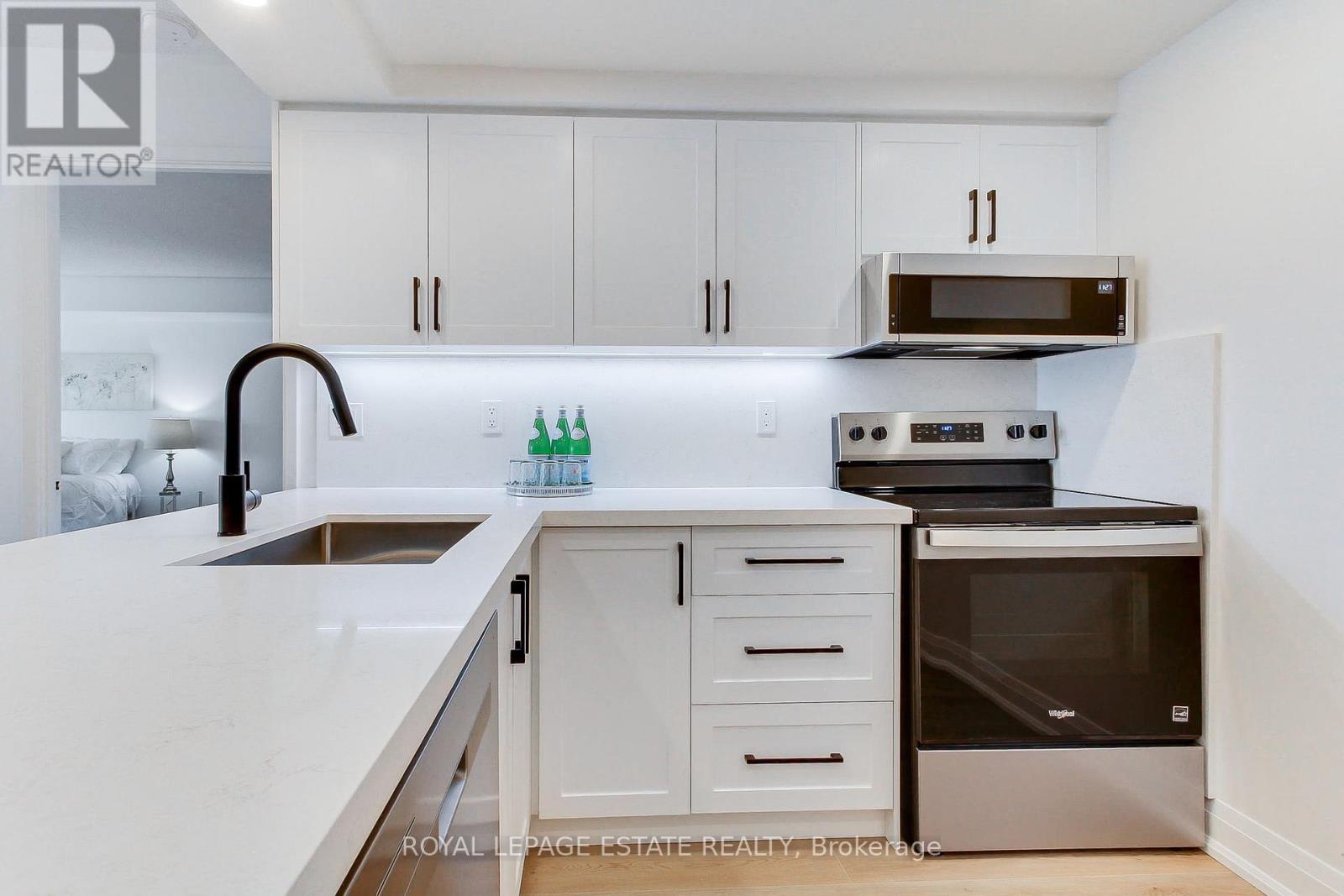 407 - 175 Cedar Ave Avenue, Richmond Hill, Ontario  L4C 9V3 - Photo 10 - N12446069