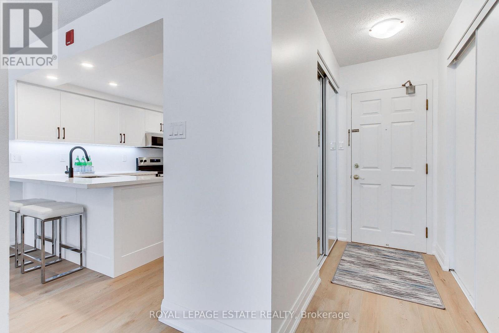 407 - 175 Cedar Ave Avenue, Richmond Hill, Ontario  L4C 9V3 - Photo 6 - N12446069
