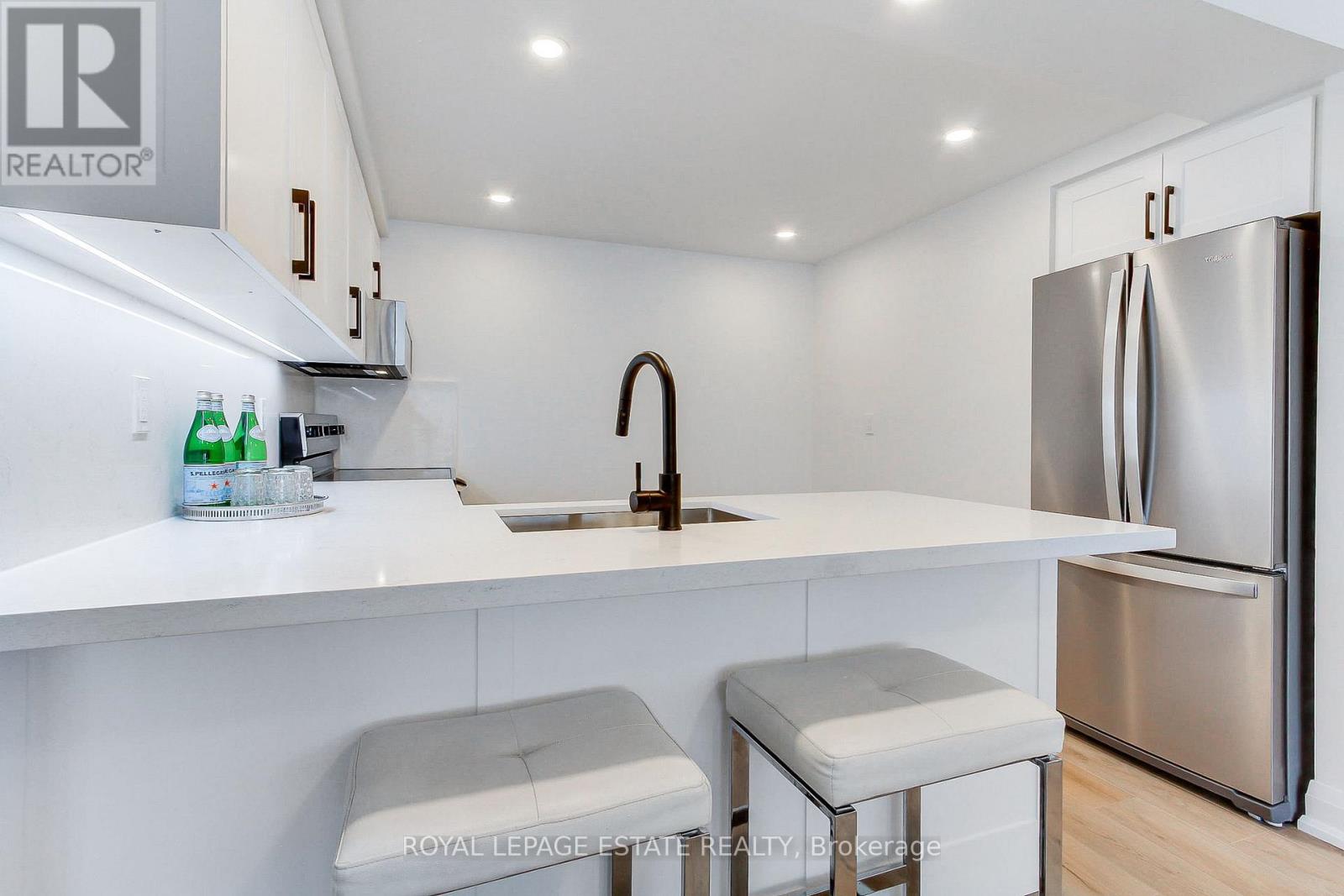 407 - 175 Cedar Ave Avenue, Richmond Hill, Ontario  L4C 9V3 - Photo 8 - N12446069