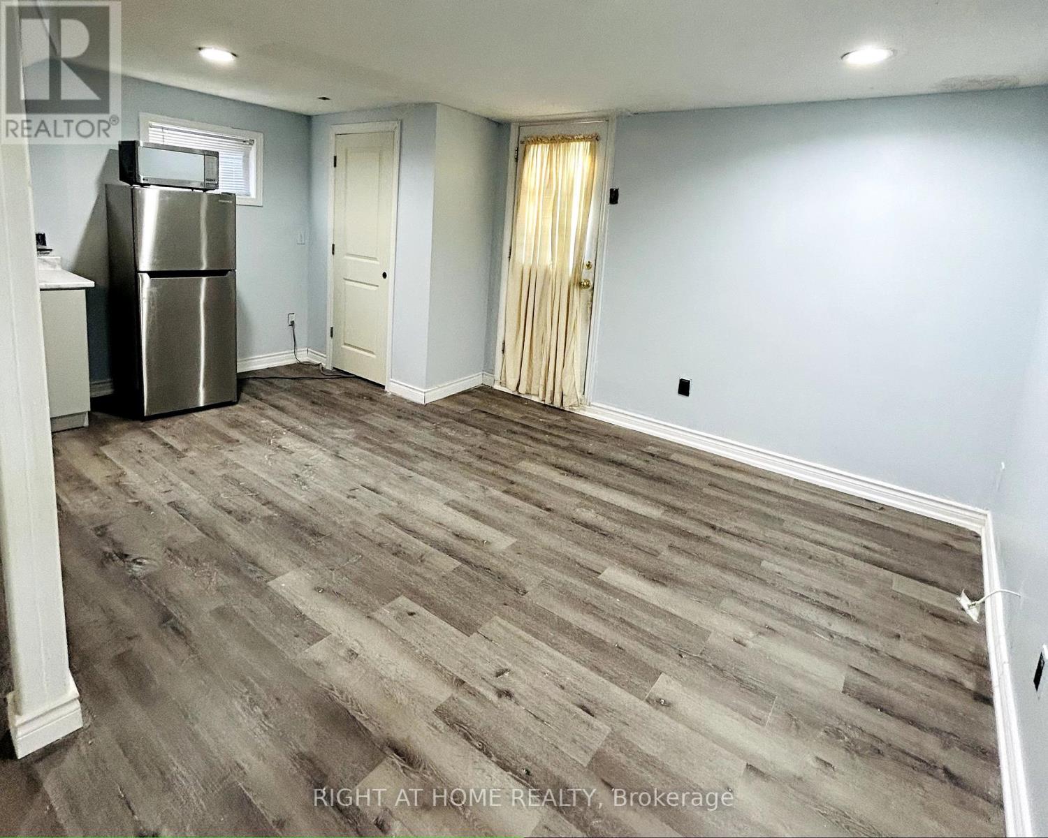 85 Cloverdale Drive, Brampton, Ontario  L6T 2T5 - Photo 5 - W12446059
